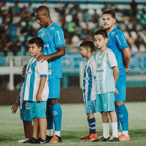 bola de futebol realista ou padrão básico de bola de futebol no campo de  grama verde.