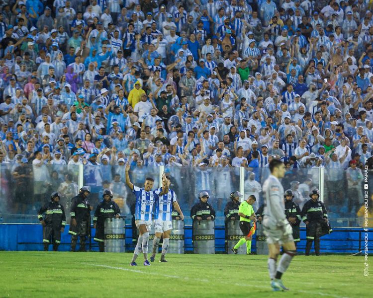 Com gol no último minuto, Papão vence em casa e assume a liderança do Brasileiro