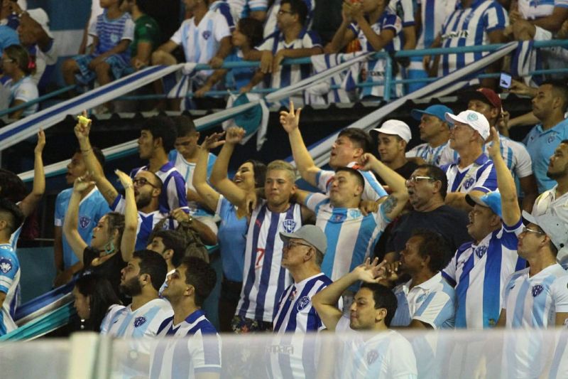 Duas Equipes De Futebol Profissional Saindo Do Campo Após O Jogo