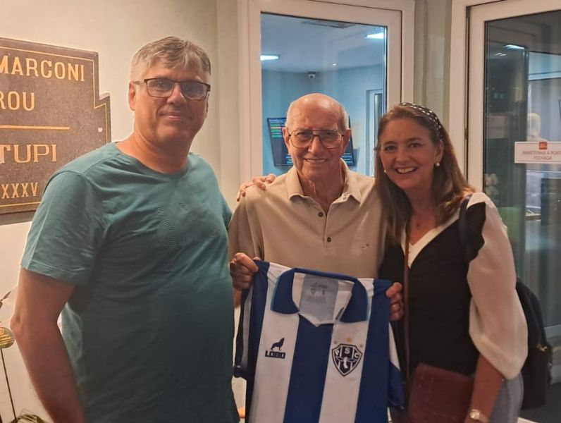 Paysandu presenteia campeão do mundo com a seleção brasileira