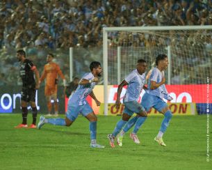 Com virada na Curuzu lotada, Papão conquista terceira vitória seguida