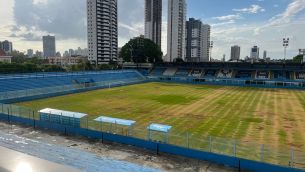 Gramado da Curuzu passa por manutenção